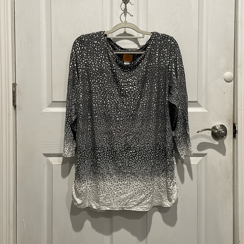 NWOT women’s 1X Ruby Rd 3/4 sleeve blouse with a unique design. Animal print.